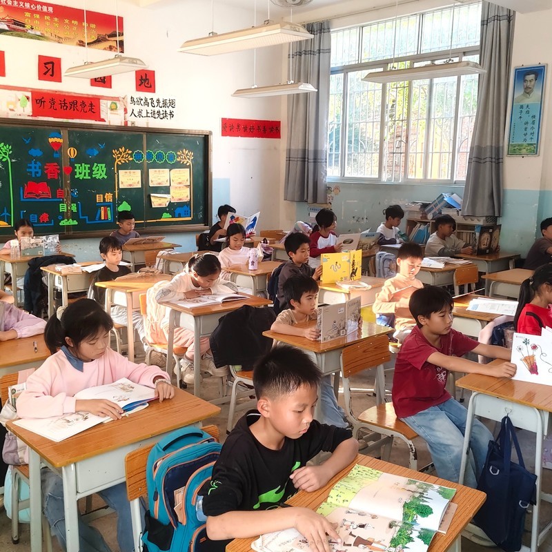 流动书箱2.jpeg 流动书箱2.jpeg