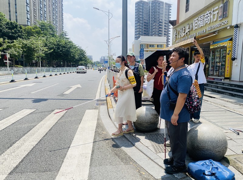 锦婷准备过马路.jpg