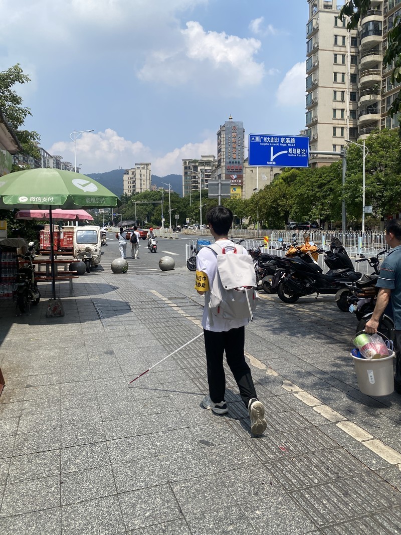 太樊在盲道行走.jpg