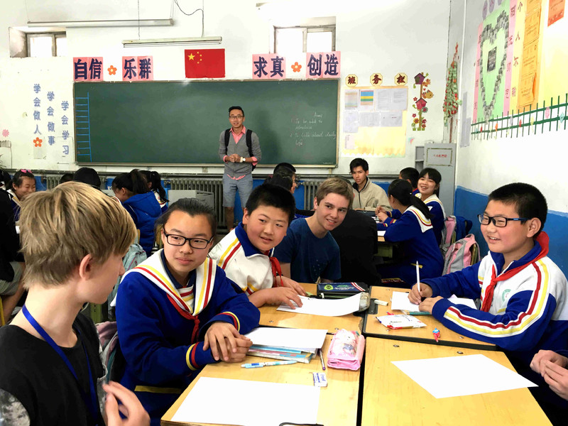 16蒲公英中学学生与外国小伙伴课堂交流_副本.jpg