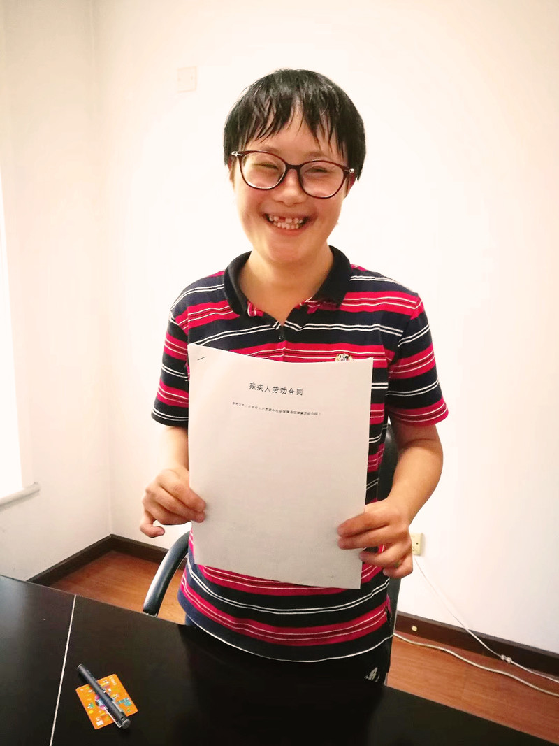 刚拿到劳动合同的雪真笑开了花.jpg