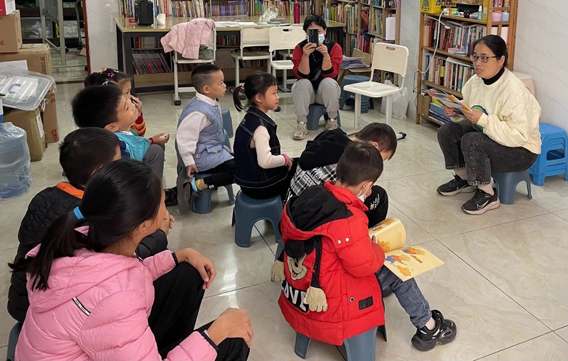 照片5-社区妈妈在给孩子讲故事 .pic.jpg