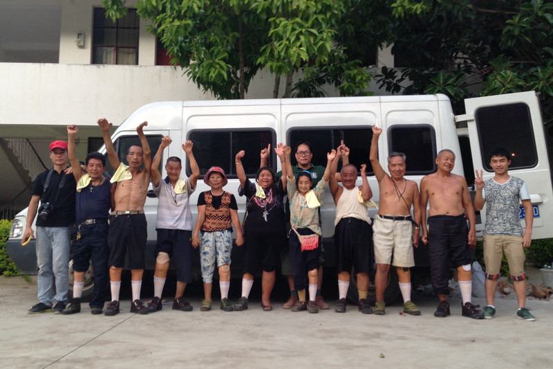 4、流动假肢项目组在云南石屏县龙潭田疗养院为康复者制作假肢（陈泽应 摄）.JPG